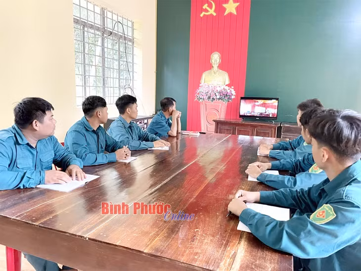 Sóng điện thoại và mạng 4G mạnh đã giúp đảm bảo thông tin liên lạc từ chốt dân quân thường trực biên giới về xã, huyện được thông suốt