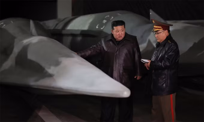 Lãnh đạo Triều Tiên Kim Jong-un đứng cạnh vật thể giống phương tiện lướt siêu vượt âm trên tên lửa Hwasong-8 trong ảnh công bố ngày 23/10. Ảnh: KCNA