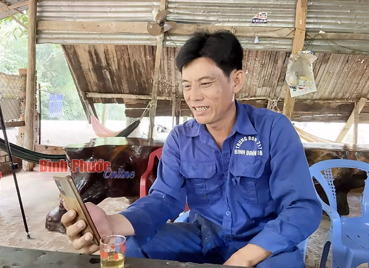 Sóng điện thoại phủ đến tận nơi, cùng với mạng internet 4G tốc độ cao đang làm thay đổi rất lớn cuộc sống người dân khu vực biên giới