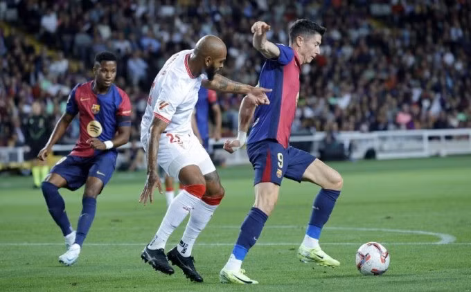 Lewandowski (phải) chơi trận Barca 5-1 Sevilla tối 20/10. Ảnh: MD