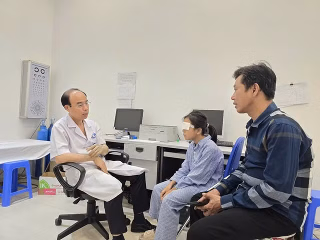 Trẻ cần được khám mắt định kỳ tại các cơ sở chuyên khoa mắt để phát hiện sớm cận thị, tật khúc xạ và đeo kính đúng số, đúng cách.