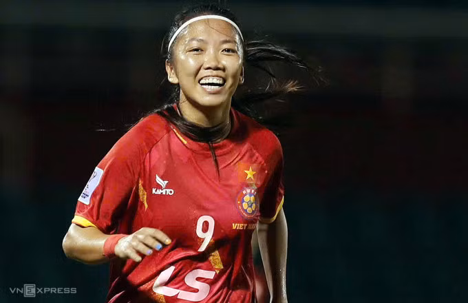Huỳnh Như mừng bàn thắng nâng tỷ số lên 3-0 cho TP HCM trước Taichung Blue Whale trên sân Thống Nhất, tối 6/10. Ảnh: Đức Đồng