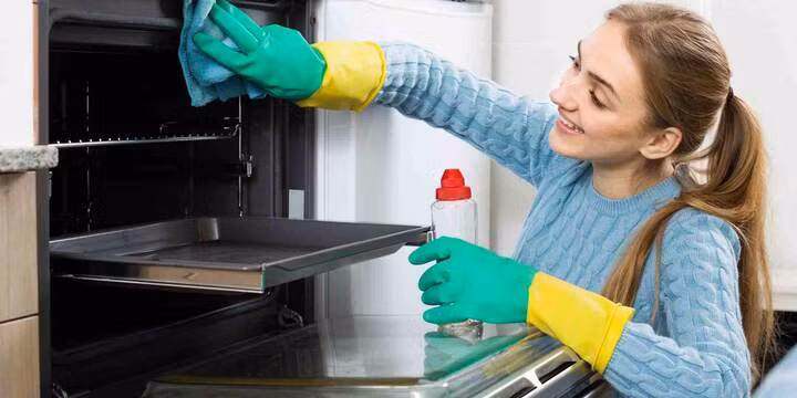 Vệ sinh thường xuyên là bí quyết kéo dài tuổi thọ của các thiết bị gia dụng. (Ảnh: HerZindagi)