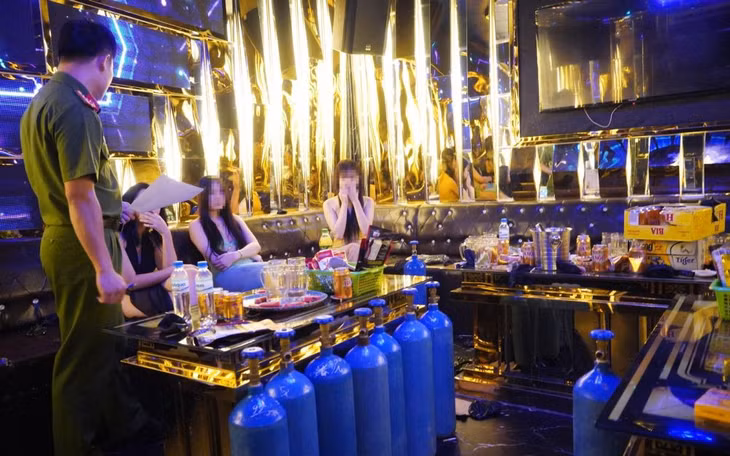 Lực lượng công an phát hiện, giải cứu nhiều cô gái trẻ tại quán karaoke G7. Ảnh: Công an Thanh Hóa