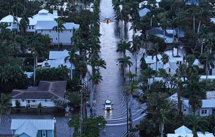 Bão Milton đã ra khỏi Florida, nhưng mưa lớn vẫn gây ngập lụt ở nhiều nơi. Ảnh: Getty Images
