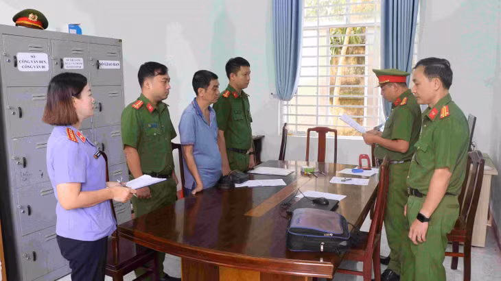 Đại diện các cơ quan chức năng tống đạt quyết định khởi tố bị can, lệnh bắt bị can để tạm giam đối với Nguyễn Tuấn Huynh.