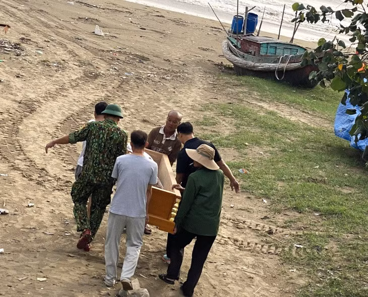 Lực lượng chức năng cùng người dân chuẩn bị khâm liệm cho các nạn nhân xấu số - Ảnh: H.A.