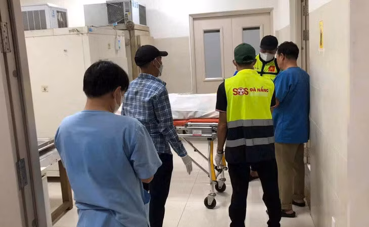 Đội thiện nguyện hỗ trợ đưa thi thể nạn nhân về quê - Ảnh: SOS Đà Nẵng