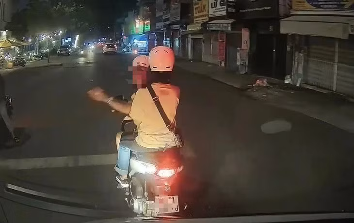 Người đàn ông không nhường đường, mà lái xe chặn trước đầu xe cấp cứu - Ảnh cắt từ clip