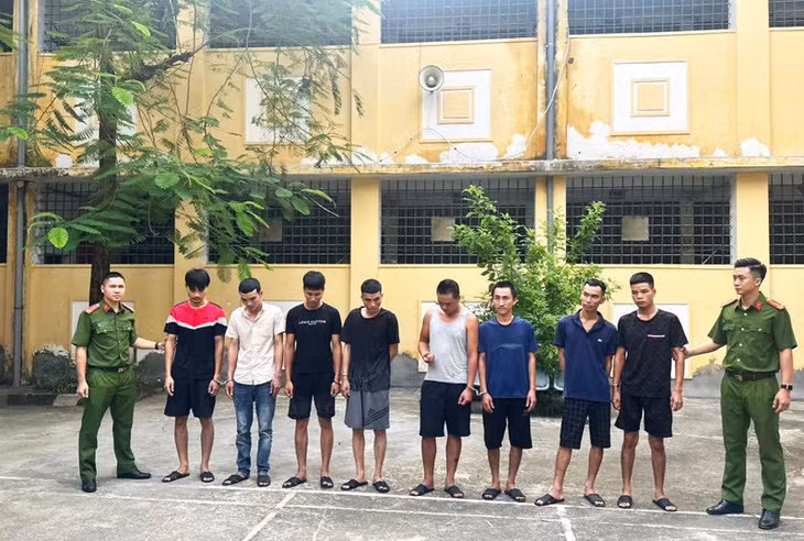 Nhóm đối tượng bị công an bắt giữ. Ảnh: H. Q.