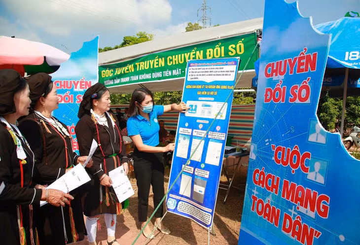 Các cơ quan chức năng hướng dẫn thanh toán không dùng tiền mặt cho người dân huyện Tiên Yên.
