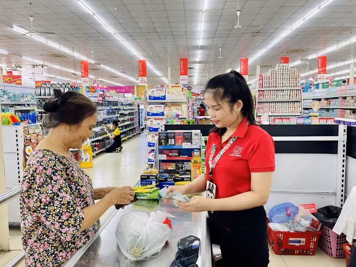 Người dân mua sắm hàng hóa tại Lan Chi Mart (xã Hồng Phong).