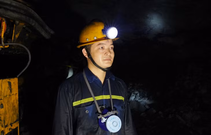 Anh Lê Trung Kiên, Tổ trưởng sản xuất Phân xưởng K9 trong ca sản xuất.