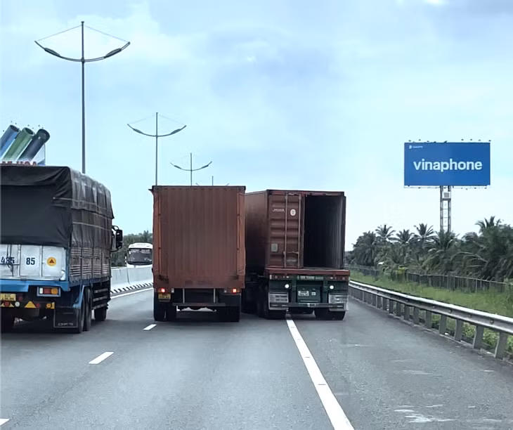 Xe container tạt đầu ép xe tải rượt theo suýt va chạm, ảnh hưởng đến xe đi cùng chiều - Ảnh cắt từ clip