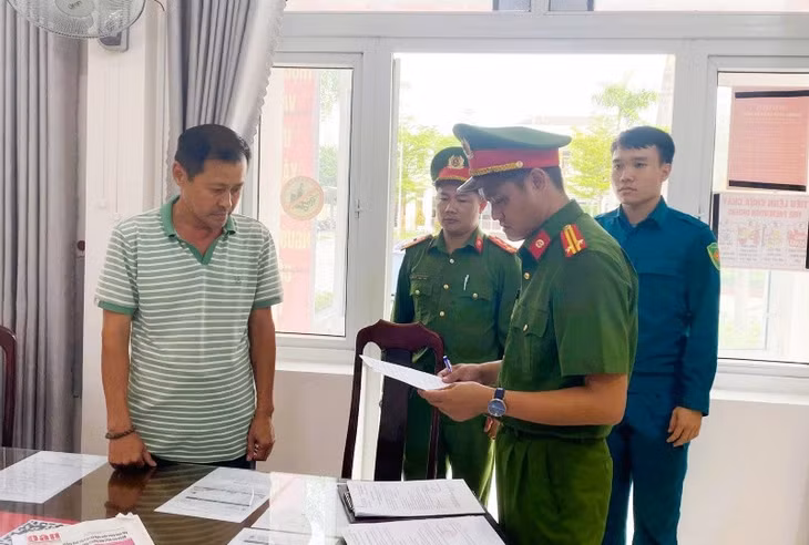 Ông Bảy (áo sọc) - nguyên lãnh đạo Ngân hàng Việt Á ở Hội An, Quảng Nam bị bắt về tội “lạm dụng tín nhiệm, chiếm đoạt tài sản“. Ảnh: CACC