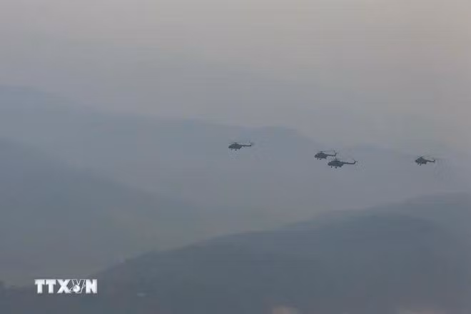 Các trực thăng của Không quân Việt Nam hợp luyện đội hình bay. (Ảnh: Xuân Tư/TTXVN)