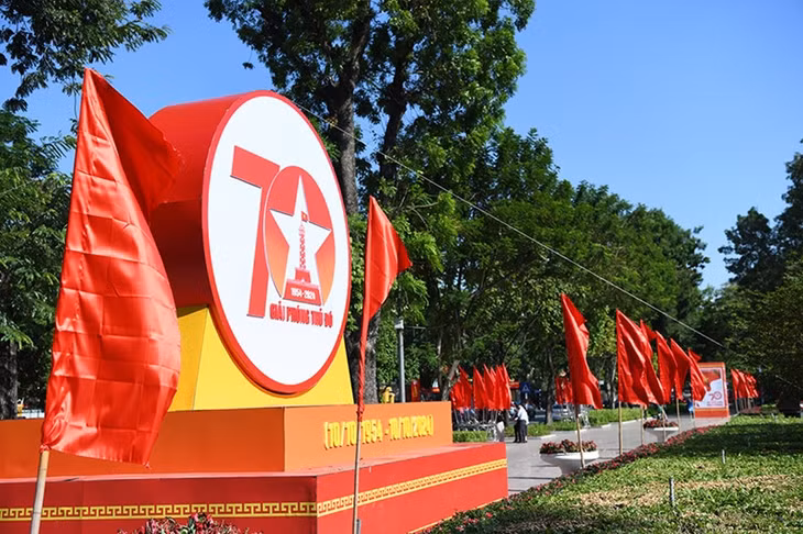 Trên nhiều tuyến đường của thành phố là một diện mạo tươi mới, lộng lẫy.