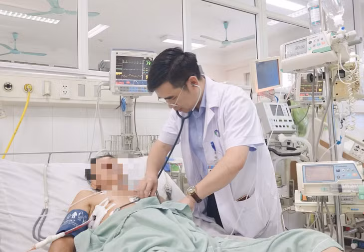 Thạc sĩ, bác sĩ Đinh Danh Trình, Phó khoa Tim mạch ( Bệnh viện Bãi Cháy) kiểm tra sức khỏe người bệnh sau can thiệp tim mạch.