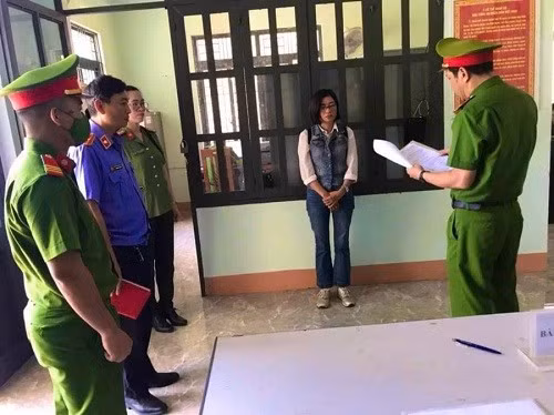 Công an đọc lệnh bắt tạm giam Nương để điều tra về hành vi hủy hoại rừng. Ảnh: Công an Đắk Pơ cung cấp