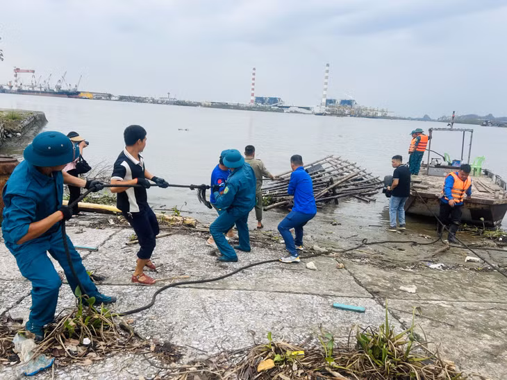 Phường Yên Giang tổ chức thu gom các bè mảng trôi dạt vào địa phương.