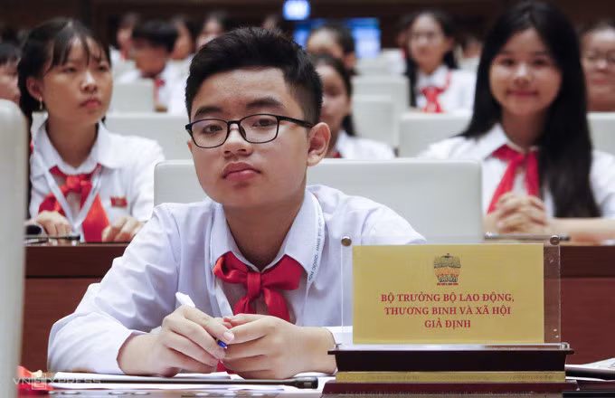 Biện Nguyễn Khôi Nguyên trong vai Bộ trưởng Bộ Lao động Thương binh và Xã hội tại phiên họp giả định "Quốc hội trẻ em", hôm 29/9. Ảnh: Thanh Hằng