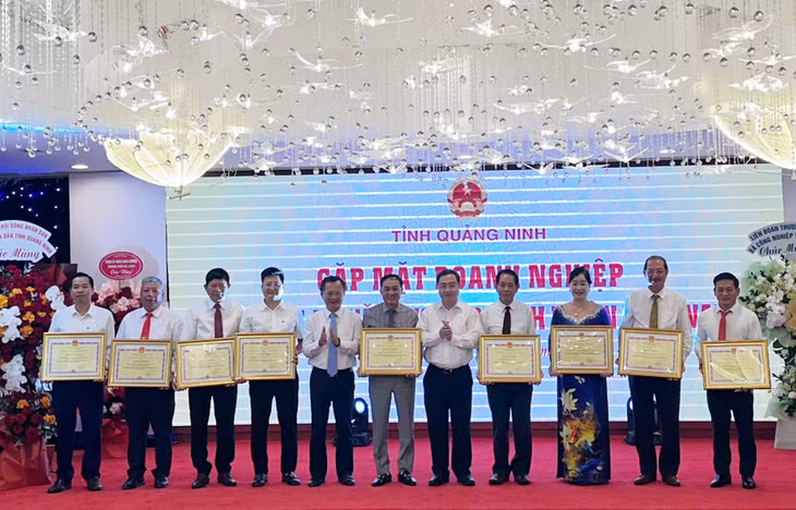 Đồng chí Cao Tường Huy, Phó Bí thư Tỉnh ủy, Chủ tịch UBND tỉnh và đồng chí Đặng Xuân Phương, Phó Bí thư Tỉnh ủy, Trưởng đoàn ĐBQH tỉnh trao tặng bằng khen cho các hội, hiệp hội có thành tích xuất sắc.