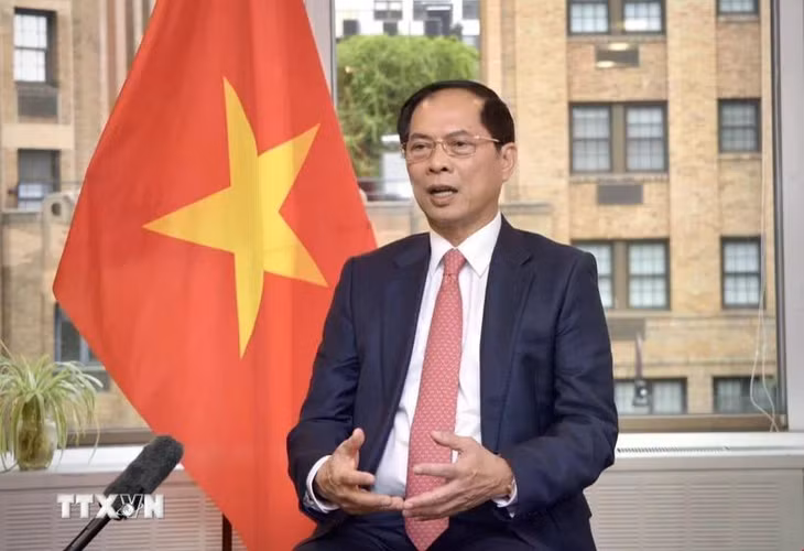 Phó Thủ tướng, Bộ trưởng Ngoại giao Bùi Thanh Sơn trả lời phỏng vấn về chuyến công tác của Tổng Bí thư, Chủ tịch nước Tô Lâm tới Mông Cổ, Iceland và Pháp. (Ảnh: TTXVN phát)
