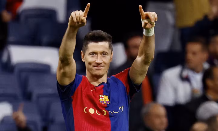 Lewandowski ghi 2 bàn chớp nhoáng. (Ảnh: Reuters)