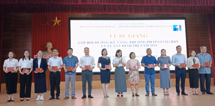 Đồng chí Hiệu trưởng Trường Đào tạo cán bộ Nguyễn Văn Cừ trao giấy chứng nhận hoàn thành khoá học cho các học viên.