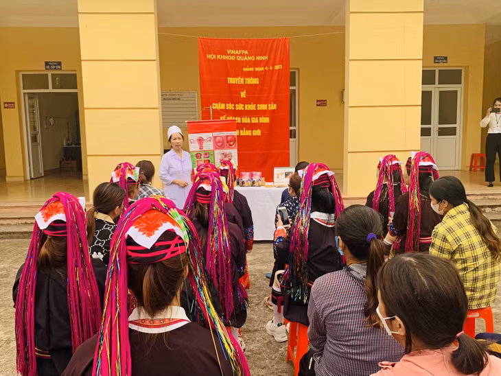Hội KHHGĐ tỉnh tổ chức truyền thông tư vấn SKSS-KHHGĐ cho phụ nữ trên địa bàn xã Quảng Thịnh (huyện Hải Hà).