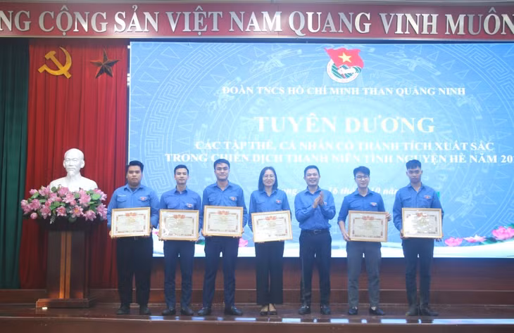 Các tập thể, cá nhân có thành tích xuất sắc trong Chiến dịch Thanh niên tình nguyện hè năm 2024 được nhận bằng khen của Tỉnh Đoàn.