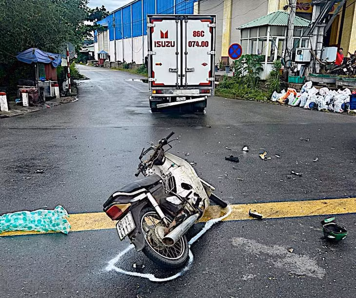 Xe máy ngã giữa đường sau cú va chạm. Ảnh: Duy Tuấn