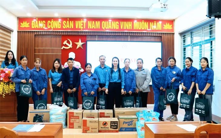 Lãnh đạo LĐLĐ huyện Vân Đồn trao quà hỗ trợ của các nhà tài trợ cho đoàn viên, người lao động bị thiệt hại do bão số 3.