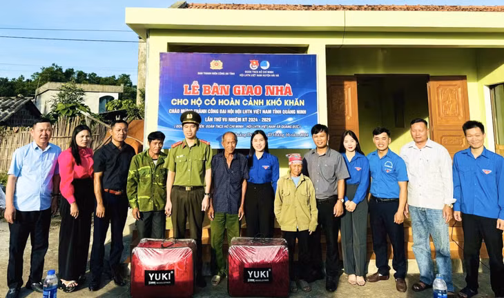 Các đơn vị tổ chức bàn giao nhà cho gia đình ông Phoòng Tắc Sắn, trú tại bản Mả Thầu Phố, xã Quảng Đức (Hải Hà).