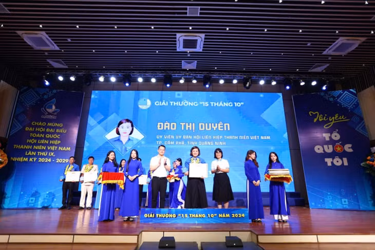 Chị Đào Thị Duyên nhận giải thưởng "15 tháng 10" do Hội LHTN Việt Nam trao tặng kỷ niệm 68 năm Ngày truyền thống Hội LHTN Việt Nam.