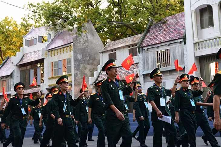 Với những người lớn tuổi, dịp kỷ niệm 70 năm Giải phóng Thủ đô là dịp chia sẻ tới thế hệ trẻ về truyền thống cách mạng. Còn với thế hệ trẻ, đây là dịp tiếp nối niềm tự hào dân tộc và cảm nhận sâu sắc hơn trách nhiệm của mình trong việc gìn giữ và phát huy những giá trị truyền thống của Hà Nội mà cha ông đã để lại.