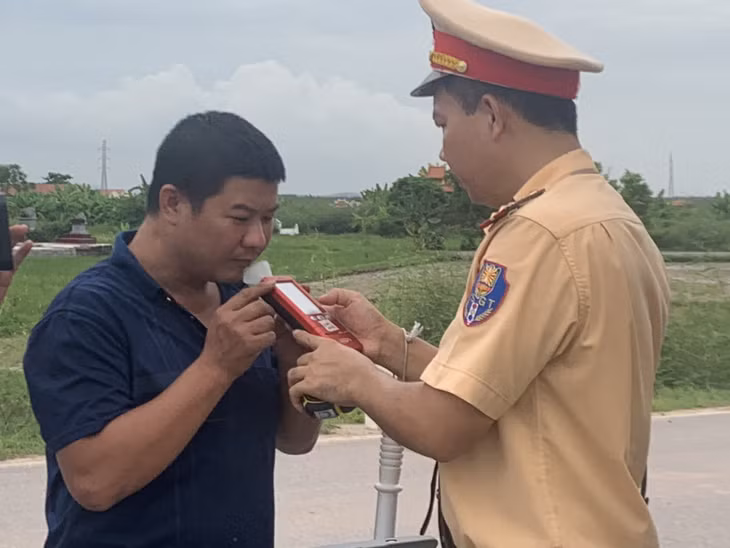 Công an TX Quảng Yên kiểm tra nồng độ cồn lái xe trên tỉnh lộ 331.