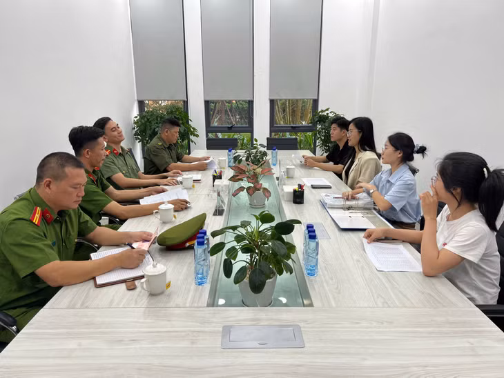 Công an huyện Hải Hà tổ chức làm việc với Công ty TNHH May mặc Hoa Lợi Đạt về công tác quản lý lao động là người nước ngoài.