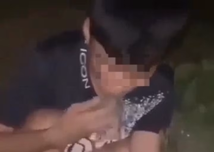 Nam sinh lớp 9 bị ép buộc bốc đất cho vào miệng. (Ảnh cắt từ clip)