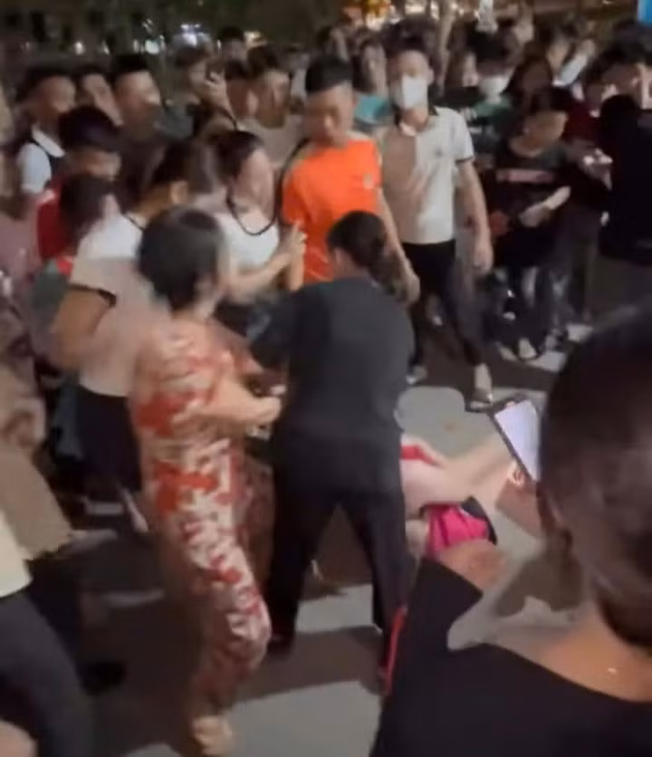 Hiện trường vụ đánh ghen (Ảnh cắt từ clip)