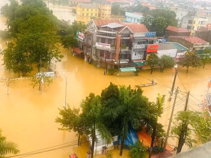 Lũ lên nhanh, huyện Lệ Thuỷ, Quảng Bình nhiều nơi ngập trong nước. Ảnh: CTV