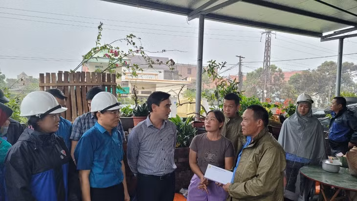 Chủ tịch Công đoàn TKV Lê Thanh Xuân (đứng giữa) đến thăm và động viên gia đình công nhân Trần Thành Vân (Công ty Tuyển than Cửa Ông) bị thiệt hại do bão số 3.