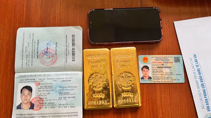 2 thỏi vàng bị lực lượng biên phòng tỉnh Lào Cai thu giữ. Ảnh: Biên phòng Lào Cai cung cấp
