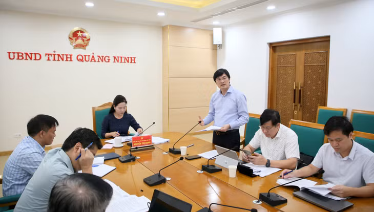Đại diện lãnh đạo Sở Y tế tỉnh báo cáo tóm tắt các nội dung của Đề án về tiếp tục nâng cao năng lực hệ thống y tế trên địa bàn; nâng cao chất lượng công tác bảo vệ, chăm sóc và nâng cao sức khỏe nhân dân trong tình hình mới.