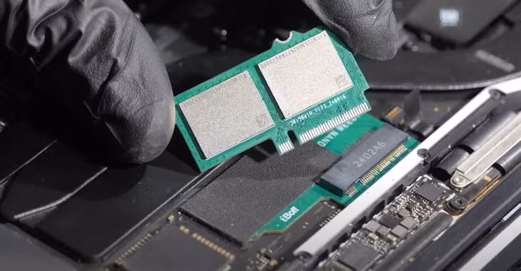 Một YouTuber tìm ra cách nâng cấp SSD trên Macbook. Ảnh: iBoff.