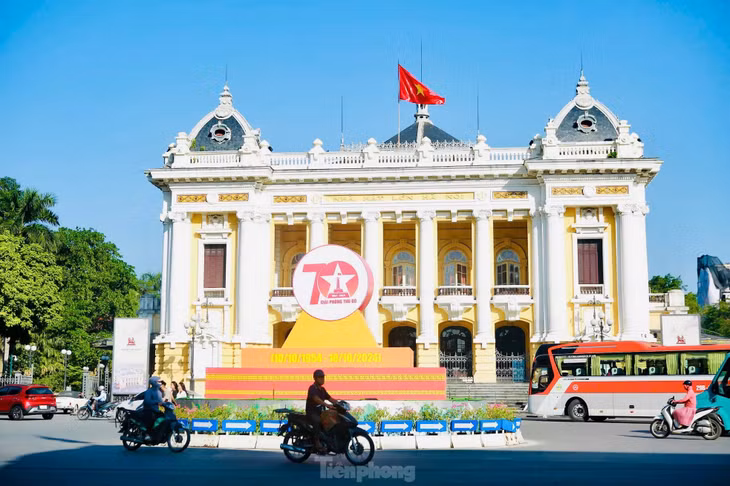 Nhà hát Lớn Hà Nội là nơi vang lên hồi còi báo hiệu lễ thượng cờ lịch sử vào 15h ngày 10/10/1954. Đây là một trong những trung tâm văn hóa quan trọng của Thủ đô, thường xuyên diễn ra các hoạt động văn hóa, biểu diễn nghệ thuật.