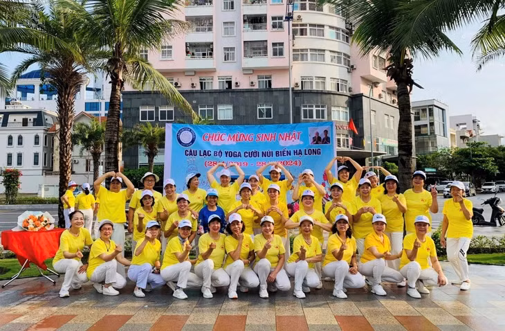 CLB Yoga cười Núi Biển Hạ Long kỷ niệm 5 năm thành lập.