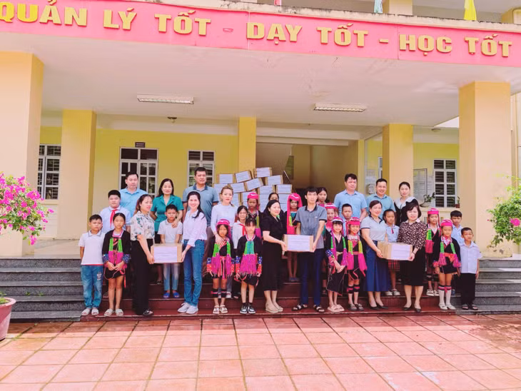 Hội Nữ doanh nhân Quảng Ninh tặng quà cho học sinh có hoàn cảnh khó khăn trên địa bàn huyện Ba Chẽ (tháng 6/2024).