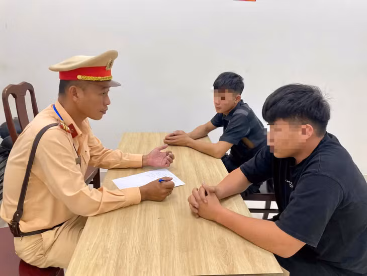 Cảnh sát làm việc với tài xế S. và người đi cùng. Ảnh: C.A