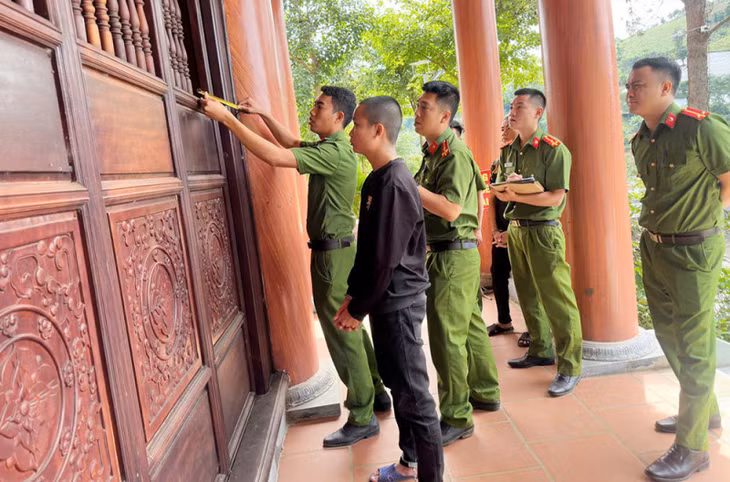 Hai đối tượng đã cắt song cửa Khu tâm linh tượng đài Thanh niên xung phong Ngã ba Cò Nòi để trộm cắp.